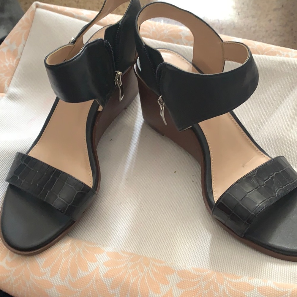 Very cute wedge navy blue sandals.